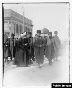 انور پاشا (وسط) همراه با جمال پاشا (راست) در بازدید قبه‌الصخره در بیت‌المقدس که در آن زمان بخشی از عثمانی بود.