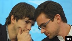 Eşton Kötçer (çepde) we "Twitter" sosial ulgamynyň döredijisi Jack Dorsey