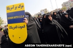 АКШга каршы демонcтрацияга катышкан аял. Тегеран, 22-сентябрь, 2017-жыл