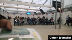 Ишлашга рухсат олиш учун Москва четидаги миграция марказида ҳужжат тайёрлаётган одамлар. Архив.