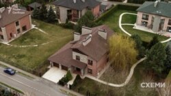 У декларації міністра не вказаний будинок в елітному котеджному містечку «Сонячна долина» в селі Романків під Києвом, яким володіє його дружина