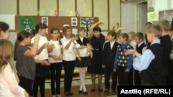 Фәвилә Ямалиева мәктәпнең милли музеенда дәрес бирә