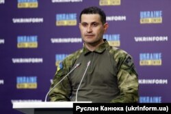 Український актор і режисер, боєць підрозділу ТрО Ахтем Сеітаблаєв під час брифінгу на тему: «Діячі української культури на захисті держави». Київ, 18 травня 2022 року