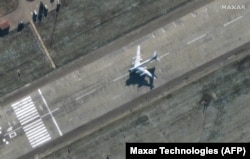 Російський Ту-95, що запускає ракети Х-55 по Україні, на аеродромі в Енгельсі у 2022 році (фото з супутника MAXAR)