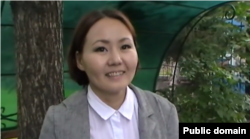 Youtube желісіне Алматыда шілденің 6-сы күні ұсталған "Айгүл Түрікпенбаева" деп жарияланған видеодан алынған скриншот.