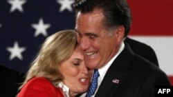 Кандидат на посаду президента США від Республіканської партії Мітт Ромні зі своєю дружиною, 3 січня 2012 року