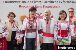 Під час відзначення Всесвітнього дня вишиванки у столиці Молдови. Кишинів, 19 травня 2016 року