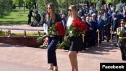 Лола Каримова жээни Иман менен маркум Ислам Каримовдун жаңы ачылган эстелигине гүл коюшууда, 31-август 2017-жыл.