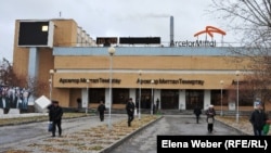 Рабочие завода компании "АрселорМиттал Темиртау" у проходной. Темиртау, 2010 год.