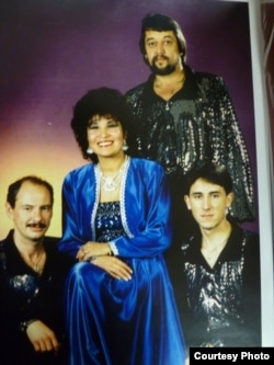 «Ләйсән» төркеменең оешкан елларда төшкән фотосы