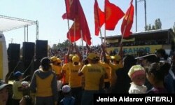 Встреча Омурбека Бабанова с избирателями в городе Баткене Старшеклассники в флагами в руках. 26 сентября