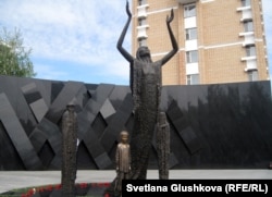 Монументальная композиция «1932-1933» жылдардағы ашаршылық құрбандарына тағзым». Астана, 31 мая 2012 года.