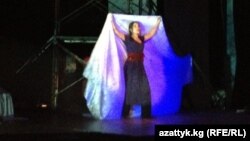 Кенже Сатыбалдиева ыр менен баяндалган дастанды жатка окуп, сахнада ырдап-бийлеп да жатты