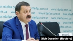 Андрій Деркач на пресконференції в жовтні 2019 року у Києві під назвою «Оприлюднення фактів тиску Посольства США на українські правоохоронні органи з метою втручання в виборчий процес у США». Згодом він сам опиниться під санкціями США