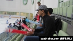 Sport treneriniň aýtmagyna görä, guramaçylygyň pes bolmagy ýaryşlara gatnaşýan tomaşaçylaryň sanynyň az bolmagyna sebäp bolýar.