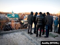 Хабаровски мөселманнары намазны хәтта күрше өйләрнең түбәләренә менеп укыды