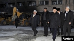 Президент Казахстана Нурсултан Назарбаев (второй справа) в Жанаозене. 22 декабря 2011 года.