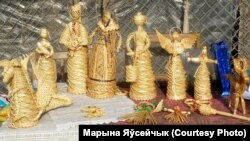 Стол з саламянымі вырабамі Сьвятланы Чэрнікавай