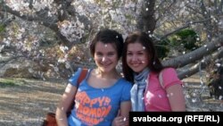 З сяброўкай пад кітайскай вішняй