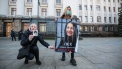 Олену Пех (плакат з її зображенням тримає донька) бойовики тримали спочатку на гауптвахті