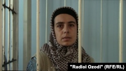 Парвина Абдуллоева, сокини ноҳияи Ёвон, худро бо се фарзанди ноболиғаш – Оминаи 5-сола, Маҳинаи 6-сола ва Зиёвиддини 7-сола – рӯзи 5 июли соли 2015 дар дарёи Душанбе партофта ва дар натиҷа кӯдакон фавтида ва худаш зинда монд. Додгоҳ рӯзи 9 октябри соли гузашта Парвина Абдуллоеваро бар асоси “куштори огаҳонаи ду ё зиёда аз он” барои 18 сол равонаи зиндон кард.