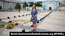 Під час акції пам'яті 49 десантників і членів екіпажу літака ЗСУ Іл-76, який був збитий у ніч на 14 червня 2014 року російськими гібридними силами при заході на посадку в аеропорт Луганська пострілом із ЗРК. На фото сестра вбитого десантника Іллі Гайдука – Іляна. Київ, 2019 рік