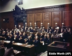 Вільгельм Кейтэль сярод іншых нацыстоўскіх злачынцаў на лаве падсудных падчас Нюрнбэргскага трыбуналу 30 верасьня, 1946