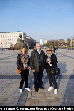 Олександр Жовмір з французькими родичами у Києві, 2017 рік