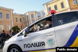 Петро Порошенко оглянув та випробував автомобіль, який буде використовувати нова патрульна служба в Одесі. 10 квітня 2015 року