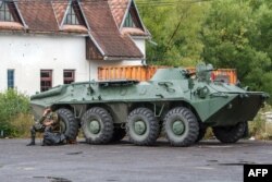 Український військовослужбовець на виїзді в бік села Лавки біля Мукачева. 13 липня 2015 року