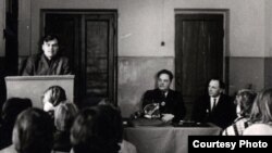 За трыбунай выступае Аляксей Карпюк