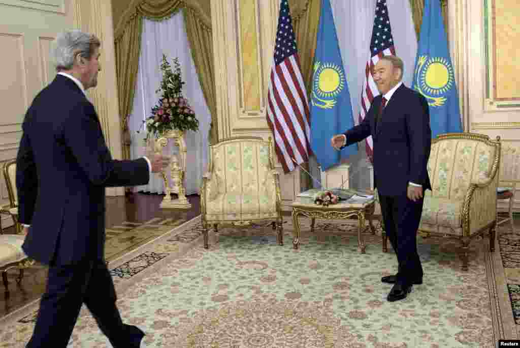 Қозоғистонда Жон Керри мамлакат президенти Нурсултон Назарбоев билан учрашди.Мамлакатнинг илк президенти — худди Ўзбекистондаги Ислом Каримов сингари — совет партия номенклатурасидан чиққан сиёсатчи эди. Бироқ қўшни мамлакат раҳбаридан фарқли ўлароқ, Назарбоев Ғарб компанияларига Қозоғистоннинг нефть бойликларига кириш имконини очди ва мамлакатнинг замонавий, хорижий инвесторларга дўстона давлат сифатидаги имижини яратишга интилади.Бу ҳақда АҚШ дипломати Жорж Крол ўз хотираларида ёзган — у ҳам Назарбоев, ҳам Каримов билан шахсан суҳбатлар ўтказган эди.