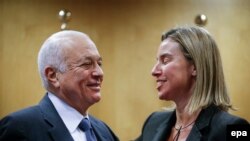 Евробиримдиктин тышкы саясат боюнча жогорку өкүлү Федерика Могерини Араб лигасынын баш катчысы Набил Ал-Араби менен. 19-январь, 2015-жыл