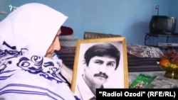 Ниҳолбӣ Носирова, модари Искандари Хатлонӣ бо акси ӯ. 13 октябри соли 2028