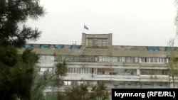 Прапор на житловому будинку в Сімферополі
