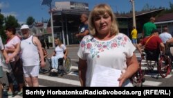 Надежда Поламарчук показывает обращение к президенту Владимиру Зеленскому