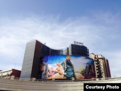 Похороны этого 25-летнего шахида, который стал символом борьбы с ИГИЛ, прошли прямо перед моим приездом.