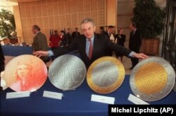 رونمایی از طرح پیشنهادی برای سکه‌های یورو در ۱۹۹۷ در فرانسه