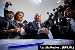 Джаміль Гасанлі, кандидат від об’єднаної опозиції, на одній із виборчих дільниць в Баку, 9 жовтня 2013 року