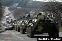 Российские военные на бронетранспортере возле Симферополя. Архивное фото