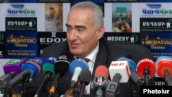 Зампред правящей Республиканской партии, глава парламентской фракции партии Галуст Саакян