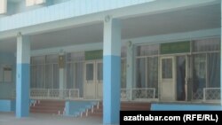 Aşgabadyň "Parahat" mikroraýonyndaky 55-nji mekdep. Awgust, 2012 ý.