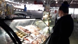 Diňle: Aşgabatda doňdurylan “tagamsyz” et arzan bahadan satuwa çykaryldy