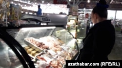 Türkmenistanyň azyk bazarlarynyň köpüsiniň ýolbaşçylary satyjylardan harydyň nyrhyny hakykysyndan has pes görkezmegi talap edýär.