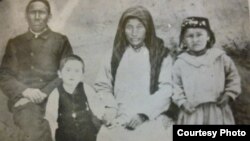 Себердән төркиягә һиҗрәт кылган Бибихөснә (әсәрдә Хөснибикә) һәм аның ире - Беренче дөнья сугышы әсире Рәхмәтулла. Яннарында балалары - Фатыйма һәм Гафиулла