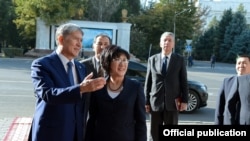 Алмазбек Атамбаев и Айнаш Токбаева.