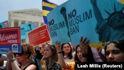 АКШ президентинин мусулман өлкөлөрдөн келген качкындардын агымын чектөөгө багытталган чечимин быйыл июль айында Жогорку сот колдогон.