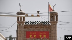 Шиңжаңдын Кашкар шаарындагы мечиттин жанындагы камералар. Июнь, 2019-жыл.