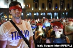 Учасники акції протесту зав’язали одне око на знак солідарності із дівчиною, яка втратила око