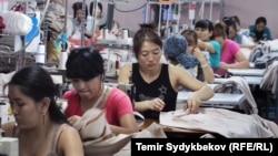 Бишкектеги цехтердин бириндеги тикмечи кыздар.